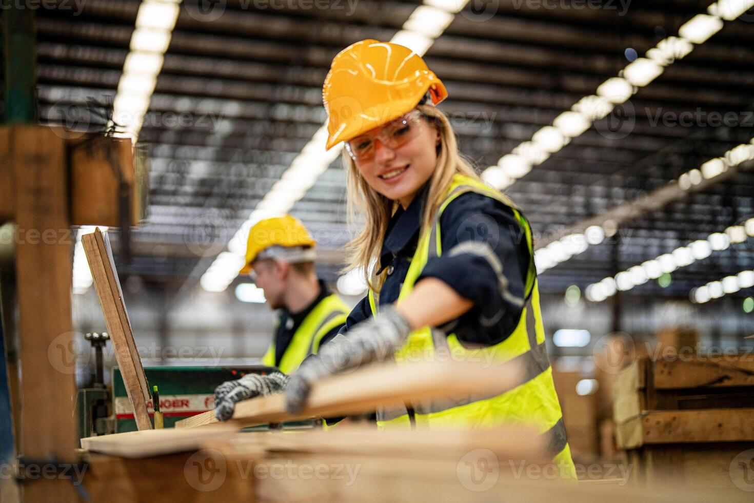 femme nettoyage Charpente bois dans foncé entrepôt industrie. équipe ouvrier Charpentier portant sécurité uniforme et difficile chapeau travail et vérification le qualité de en bois des produits à atelier fabrication. photo