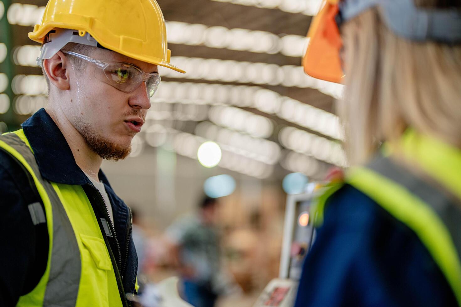 ouvrier charpentiers travail dans Machines à Couper bois Charpente. homme et femme sont artisanat avec bois dans une atelier. deux artisans ou bricoleurs travail avec Charpentier outils ou électrique Machines. photo