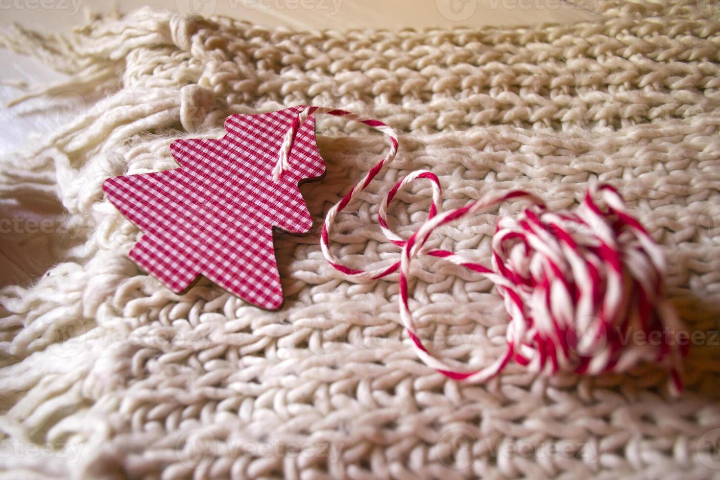 Noël décorations sur le tricoté plaid. une jouet dans une forme de Noël arbre. photo