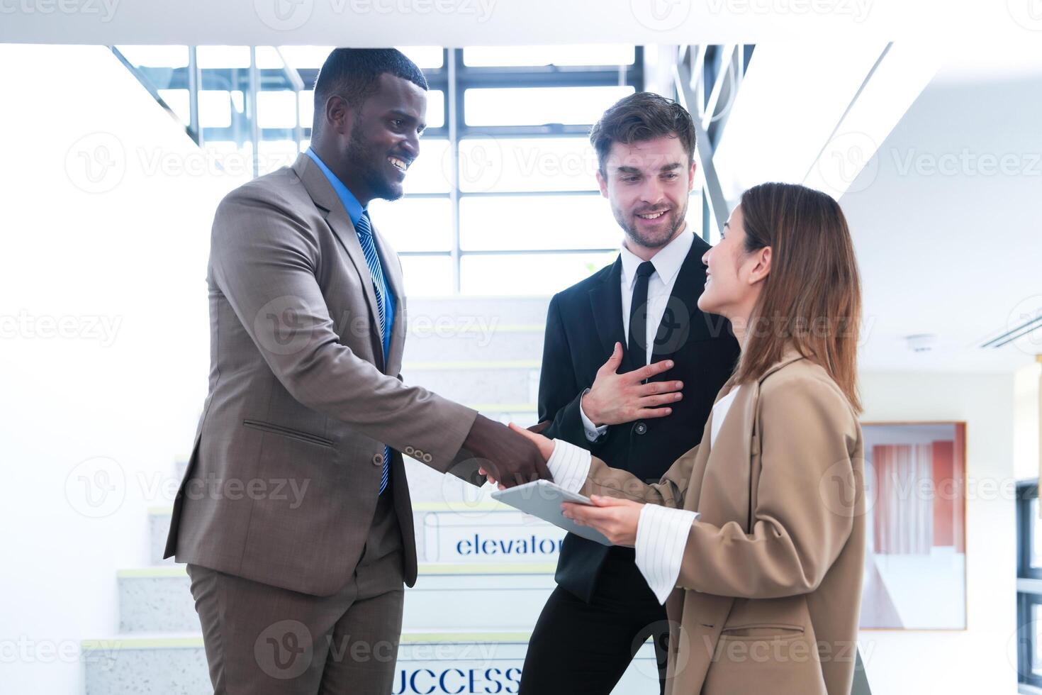 affaires gens tremblement mains. finition en haut une réunion. équipe de affaires gens marcher dans se ruer heure à intérieur piéton escaliers et parler ensemble. concept négociations dans sentiment réussi et heureux. photo