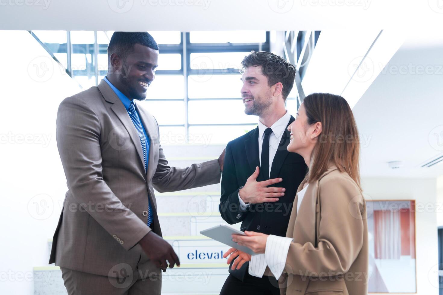 affaires gens tremblement mains. finition en haut une réunion. équipe de affaires gens marcher dans se ruer heure à intérieur piéton escaliers et parler ensemble. concept négociations dans sentiment réussi et heureux. photo