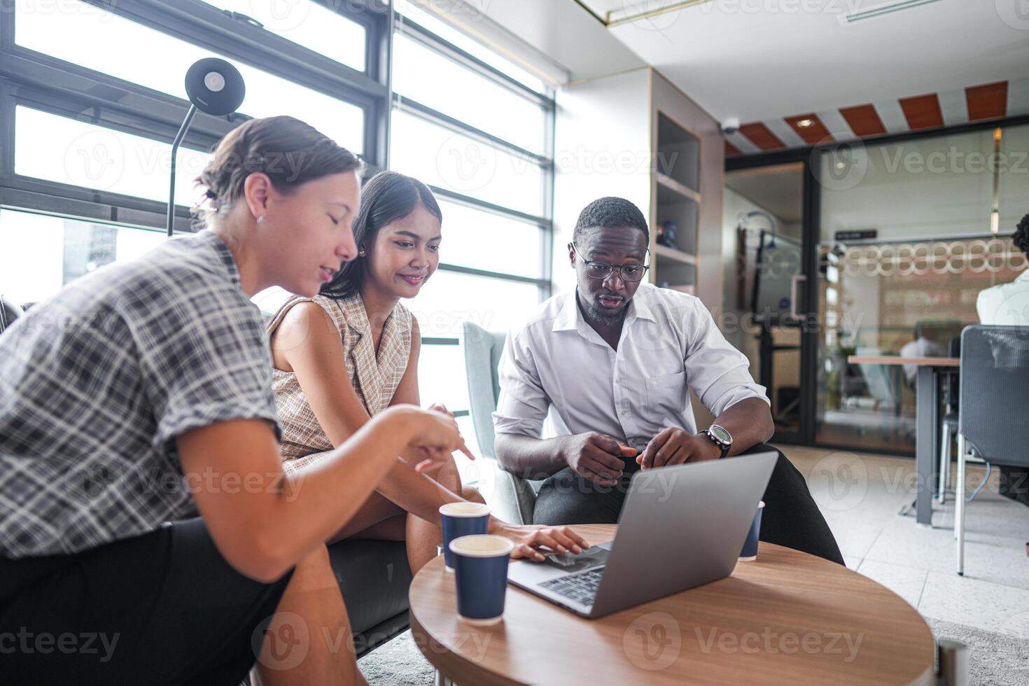 diverse des employés recueillies dans Bureau ayant amusement pendant réflexion tandis que discuter Nouveau des idées projet. multiracial collègues de travail réunion à cotravail espace zone. équipe de Jeune gens dans bureau. photo