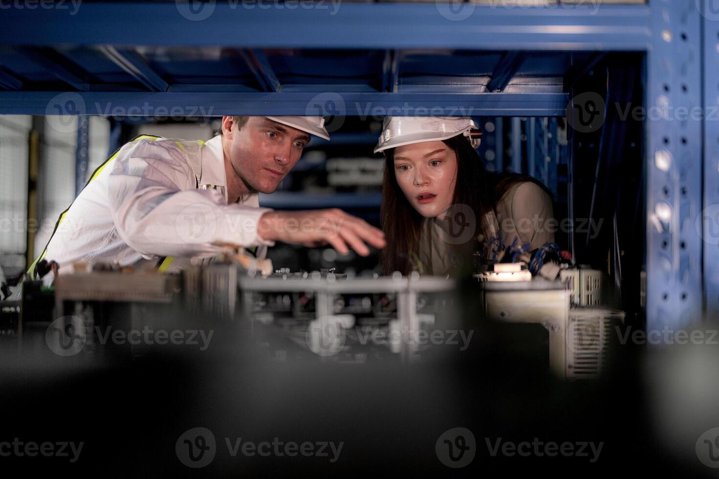 technicien ingénieurs équipe vérification le machine et entretien service. ouvriers à la recherche à de rechange les pièces dans Stock à entrepôt usine. ouvrier avec une liste de contrôle à la recherche sur partie de machine les pièces. photo