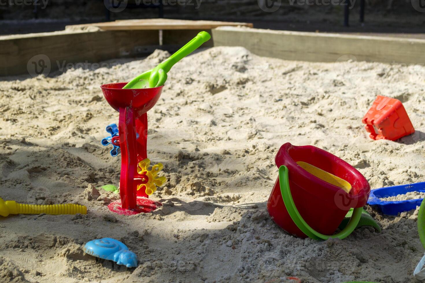 le Plastique jouets dans le bac à sable, Extérieur. photo