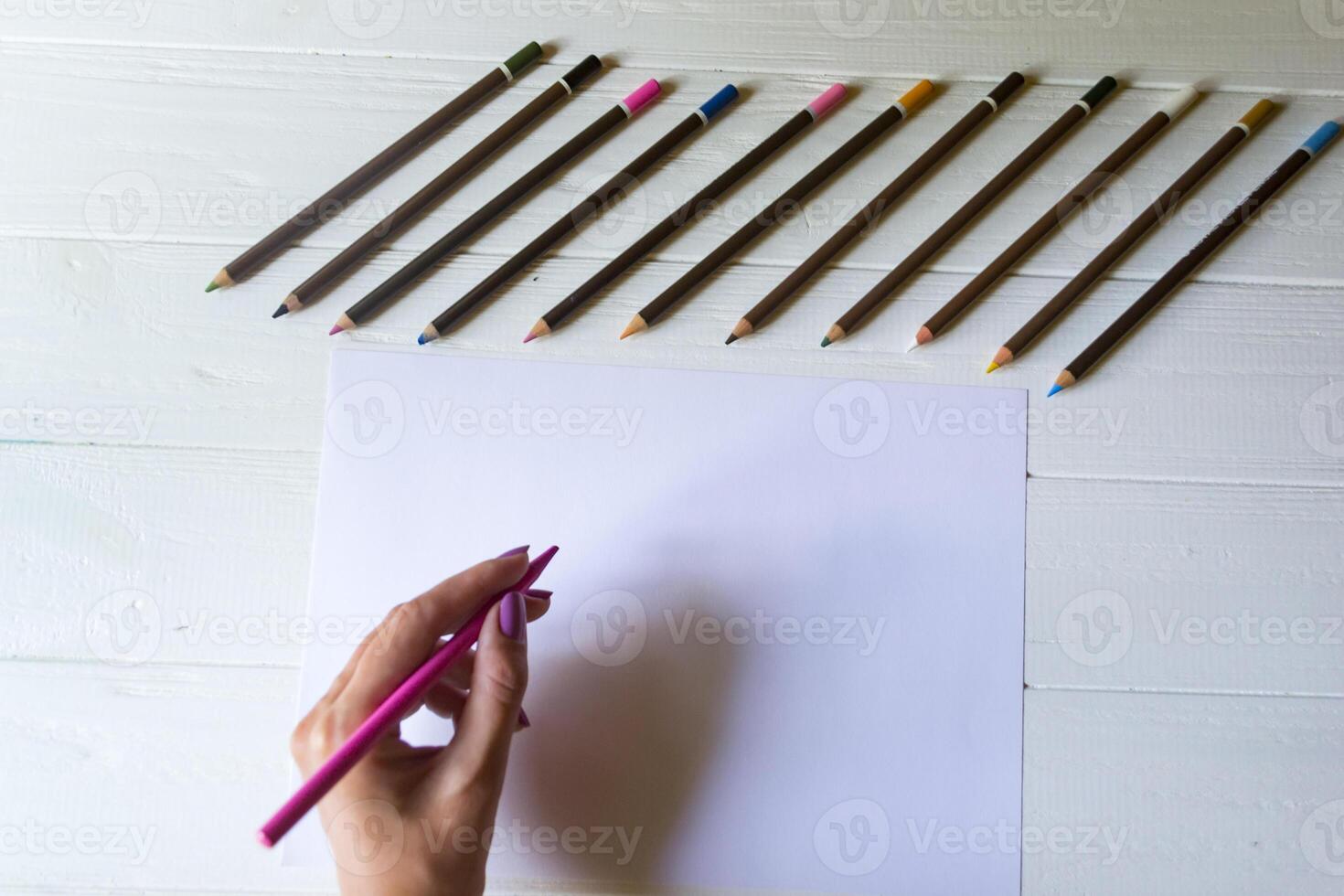 femme est dessin sur une blanc papier. outils pour dessin, photo