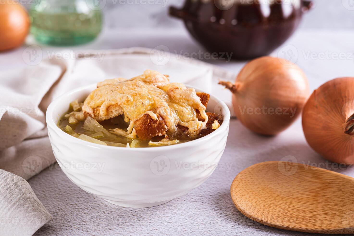 fait maison oignon soupe avec Croûtons et fromage dans une bol sur le table photo