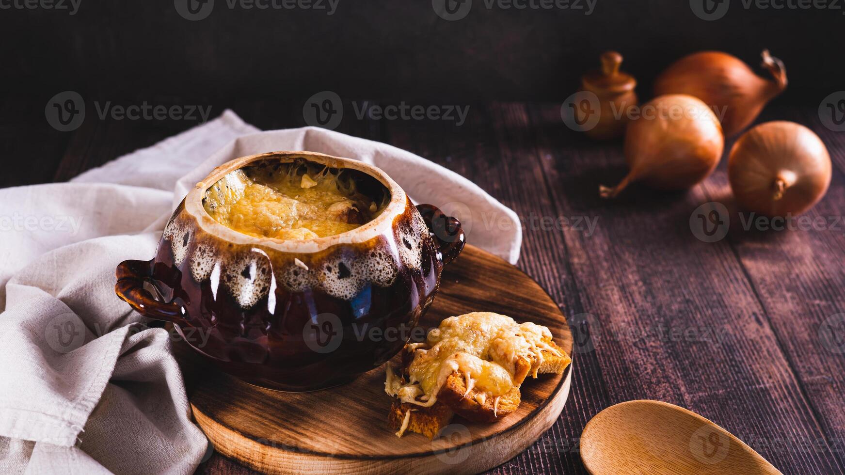 français oignon soupe avec fondu fromage et Croûtons dans une pot sur le table la toile bannière photo