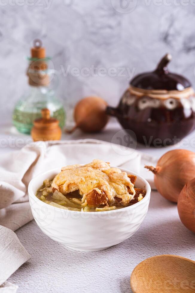 fait maison oignon soupe avec Croûtons et fromage dans une bol sur le table verticale vue photo