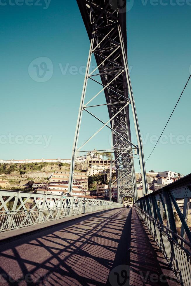 rue sur inférieur sol de le ponte luiz je pont dans Porto, le Portugal. photo