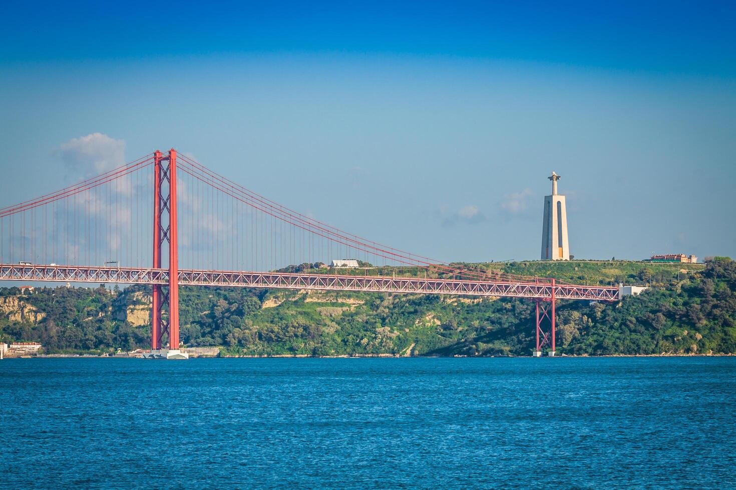 le 25 de abril pont est une pont de liaison le ville de Lisbonne à le municipalité de almada sur le la gauche banque de le tejo rivière, Lisbonne photo