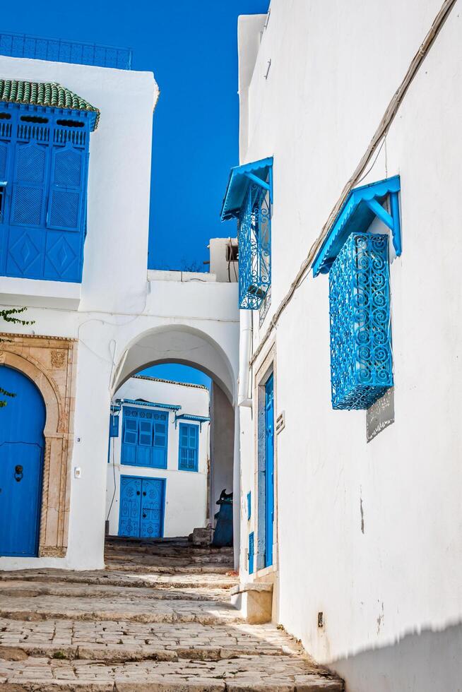 Sidi bou mentionné - typique bâtiment avec blanc des murs, bleu des portes et les fenêtres, Tunisie photo