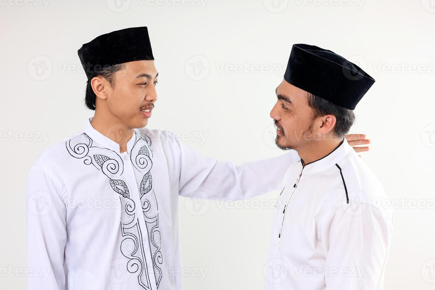 deux asiatique musulman Masculin gens étreinte chaque et pardonner chaque autre célébrer eid Al fitr photo