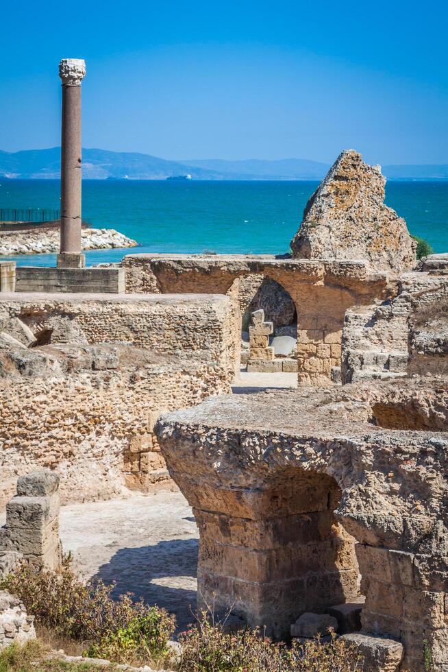 ancien ruines à Carthage, Tunisie avec le méditerranéen mer dans le Contexte photo