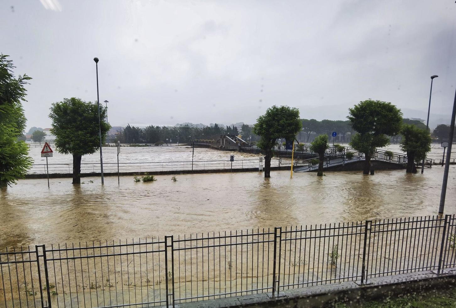 images de rivières en crue, inondations et catastrophes liées aux pluies d'automne photo