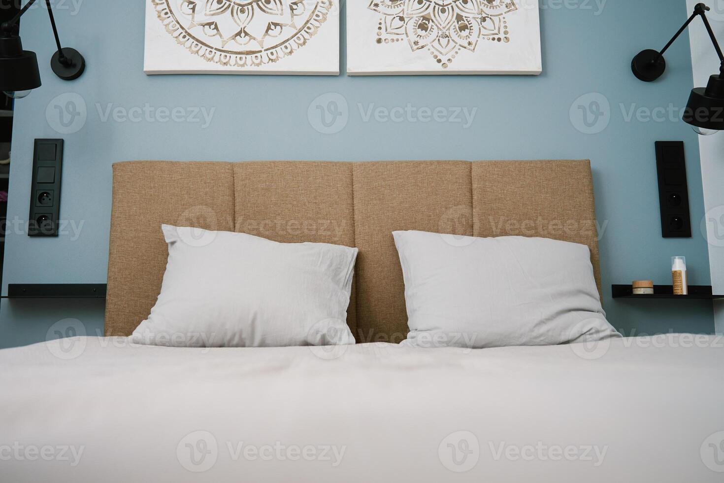 de face vue de lit avec deux oreillers photo