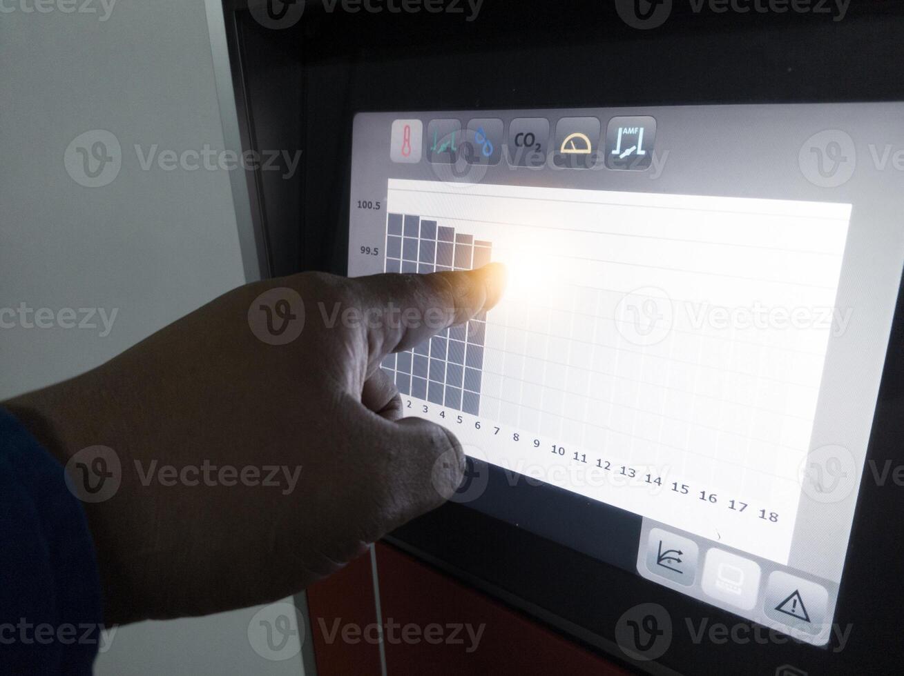 le ingénieur un ingénieur est montrer du doigt à une afficher Les données graphique sur afficher La technologie de couvoir machine. photo