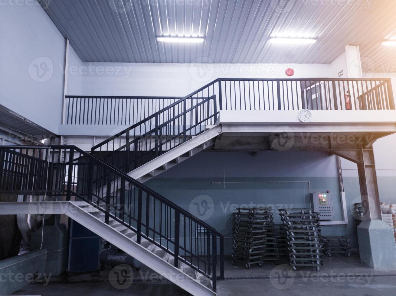 intérieur de le escaliers de premier plan à le Haut sol dans un industriel Bureau bâtiment. photo