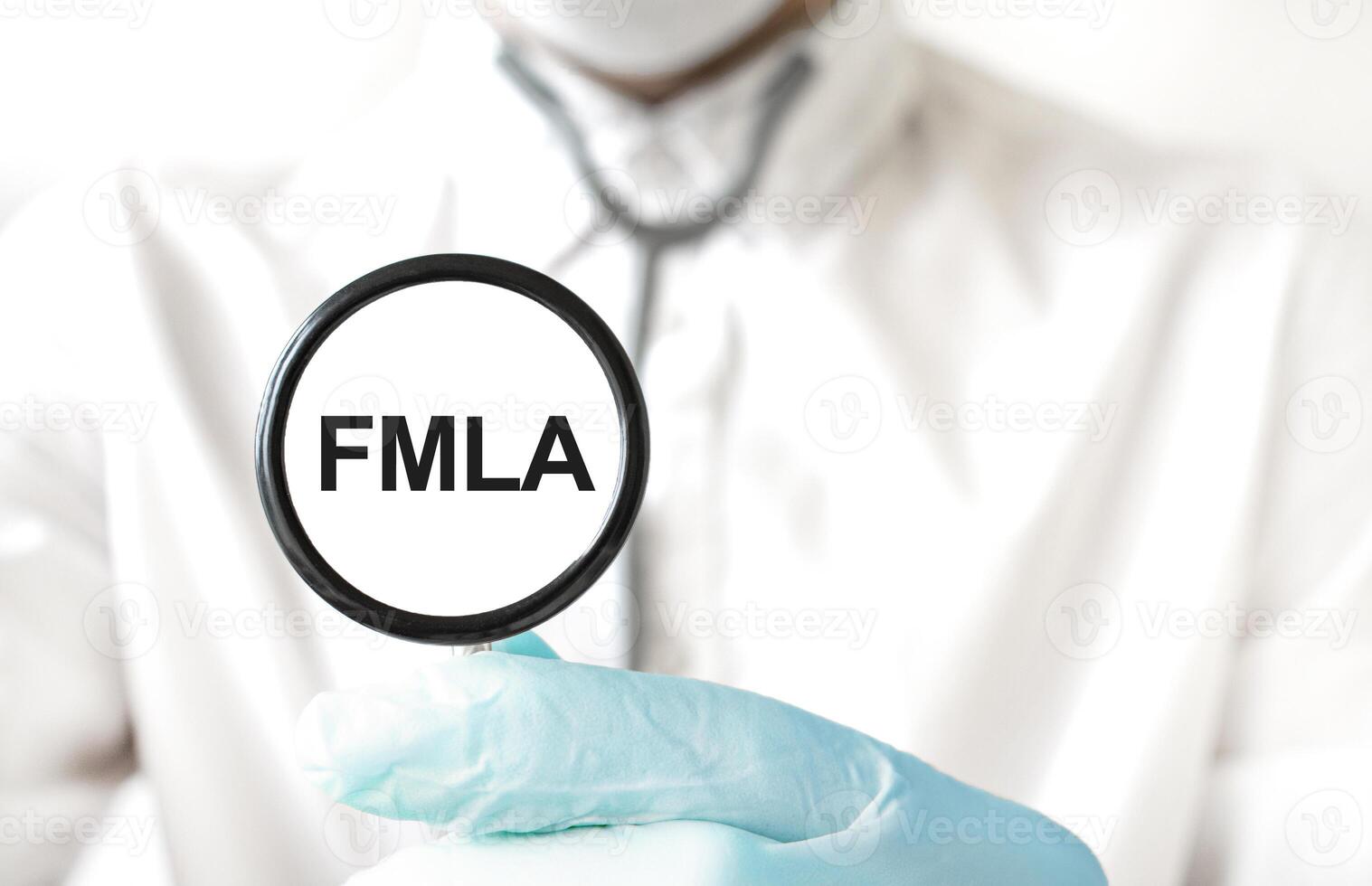 grossissant verre avec fmla texte tenue par médecin dans laboratoire manteau. médical laisser et soins de santé concept photo