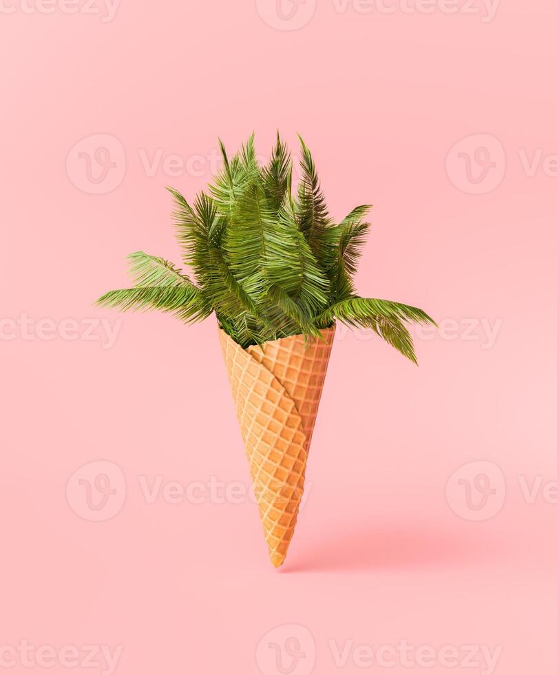 tropical paume feuilles dans la glace crème cône sur rose Contexte photo