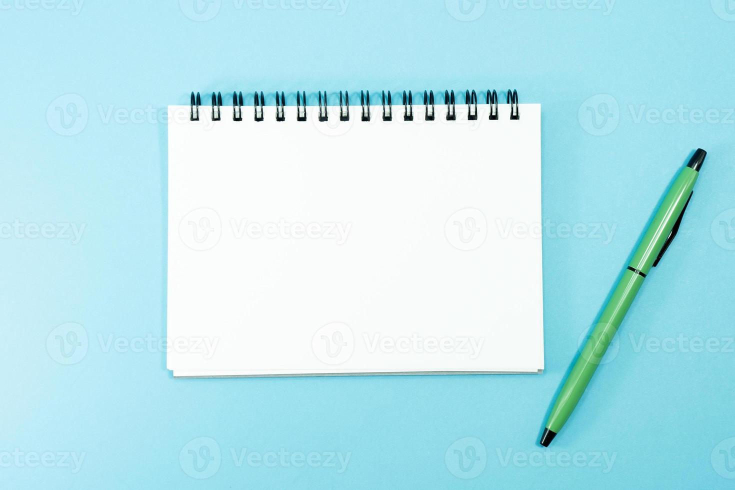 un stylo avec un cahier pour tenir le journal du voyageur quotidien. photo