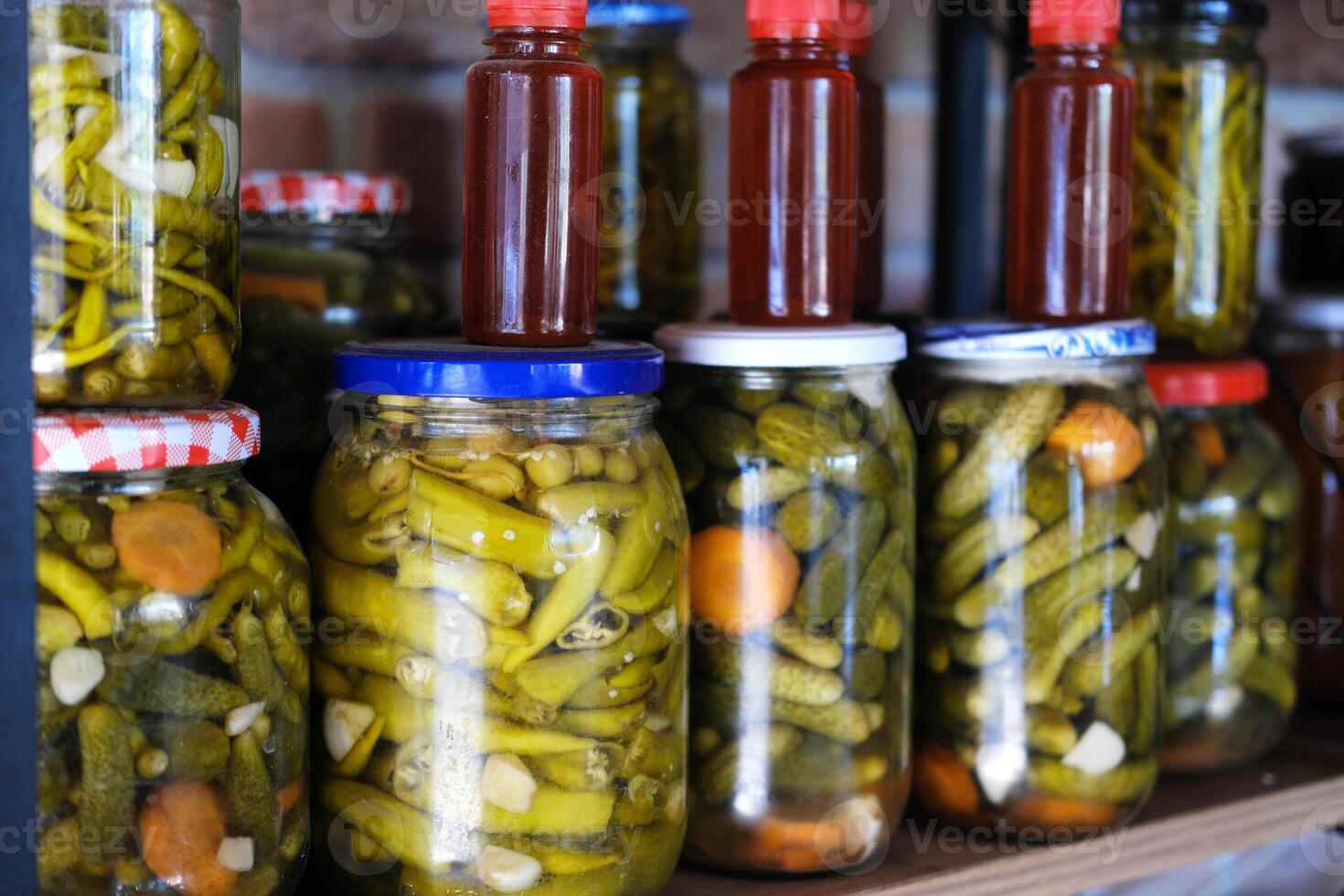 assorti mariné des légumes et sauces dans pots photo