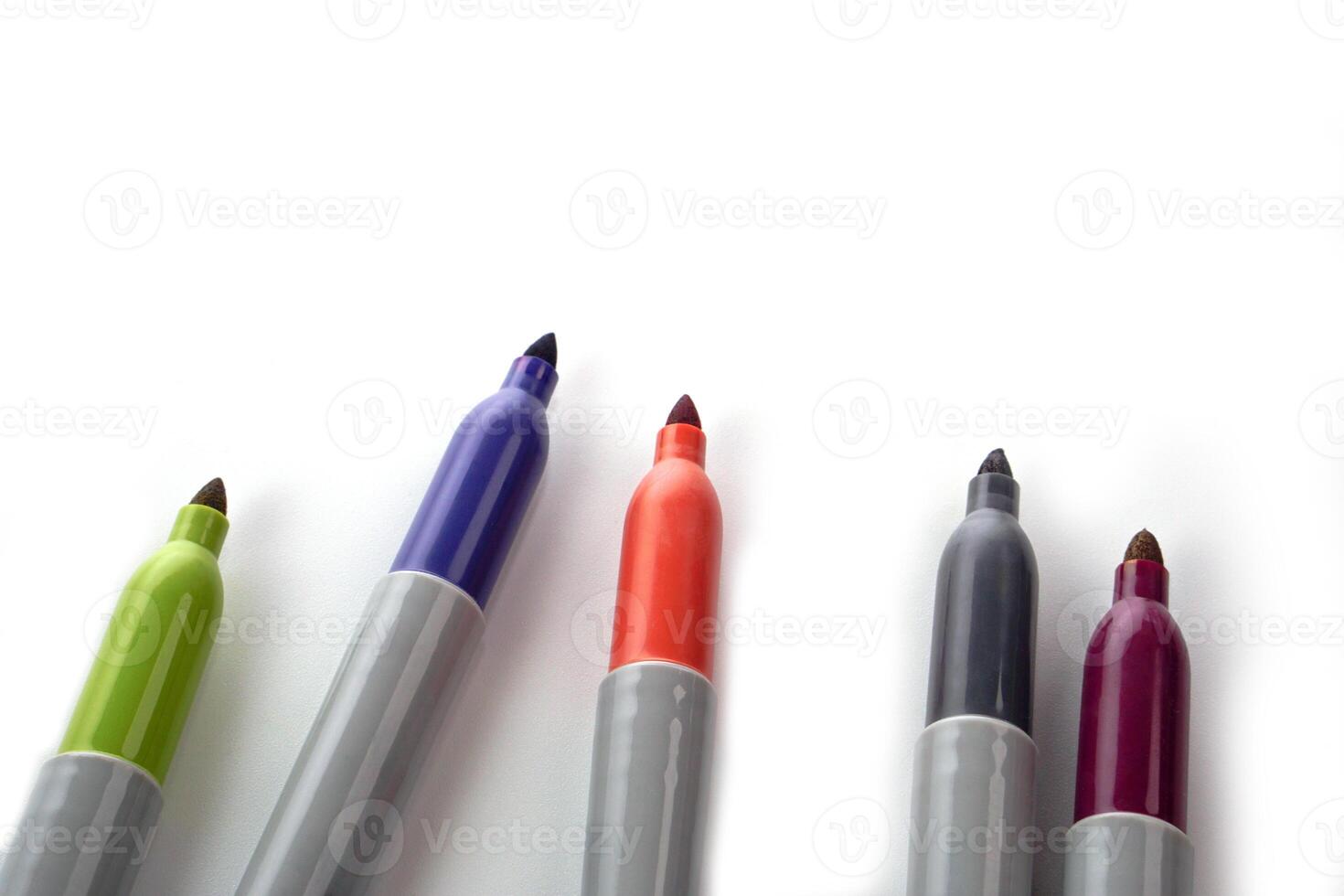 la magie Couleur des stylos sur blanc Contexte. apprentissage, étude, Bureau équipement et présentation concept. photo