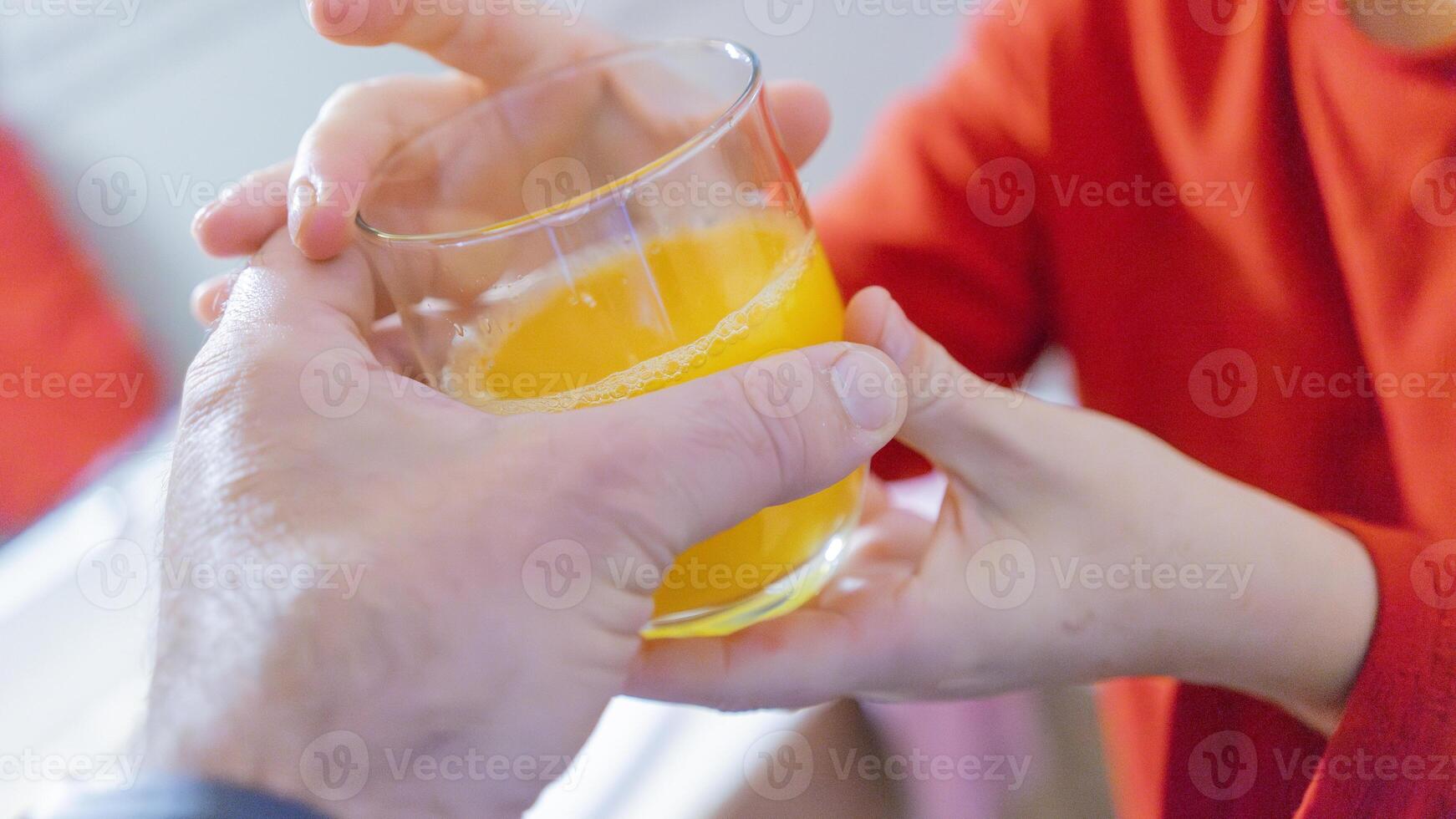 partage une moment de bien-être. remise plus de une verre de Orange jus photo