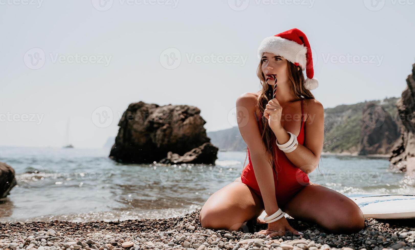 femme Voyage mer. content touristique prendre plaisir prise image sur le plage pour souvenirs. femme voyageur dans Père Noël chapeau regards à caméra sur le mer baie, partage Voyage aventure périple photo