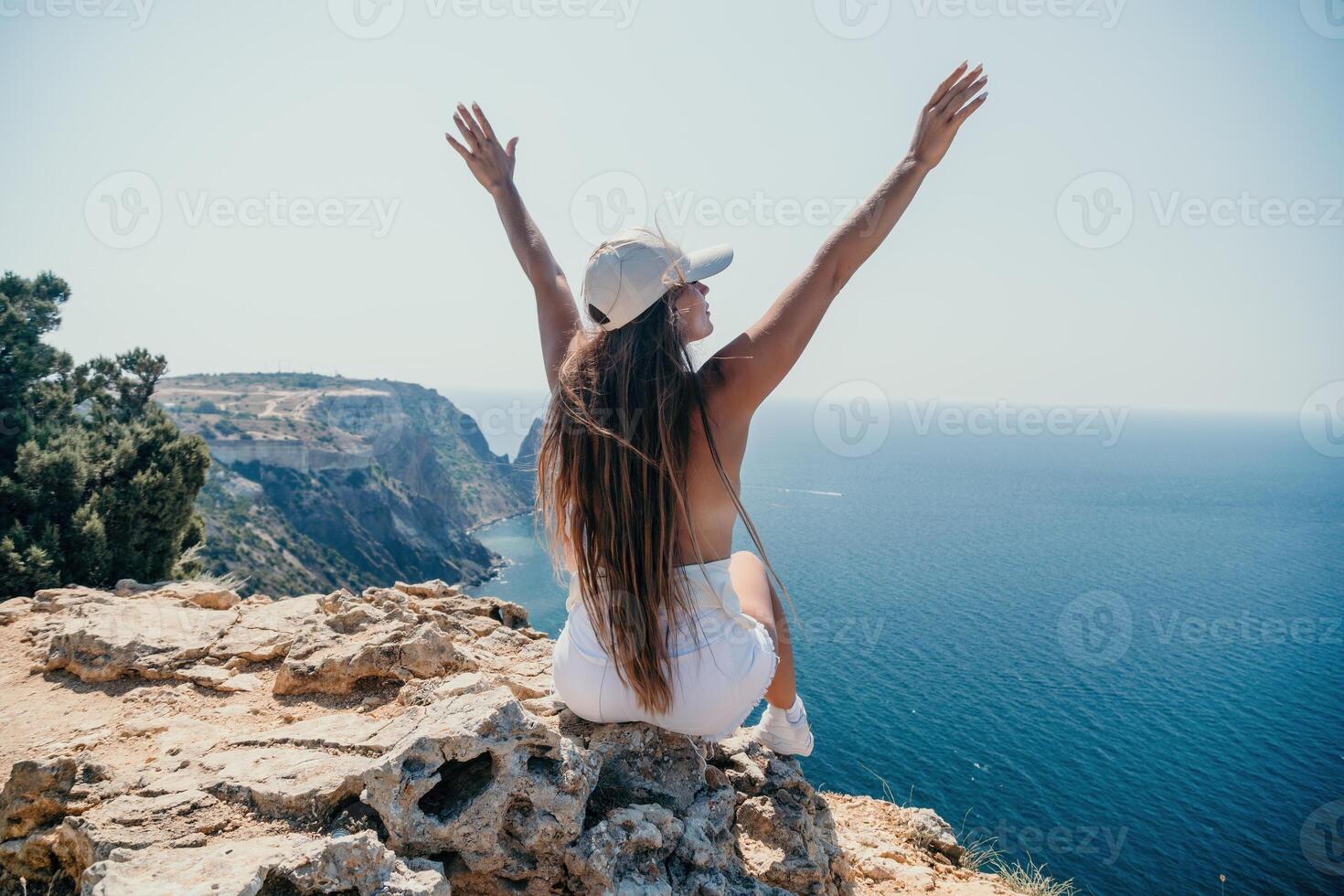 femme été Voyage mer. content touristique prendre plaisir prise image en plein air pour souvenirs. femme voyageur posant plus de mer baie entouré par volcanique montagnes, partage Voyage aventure périple photo