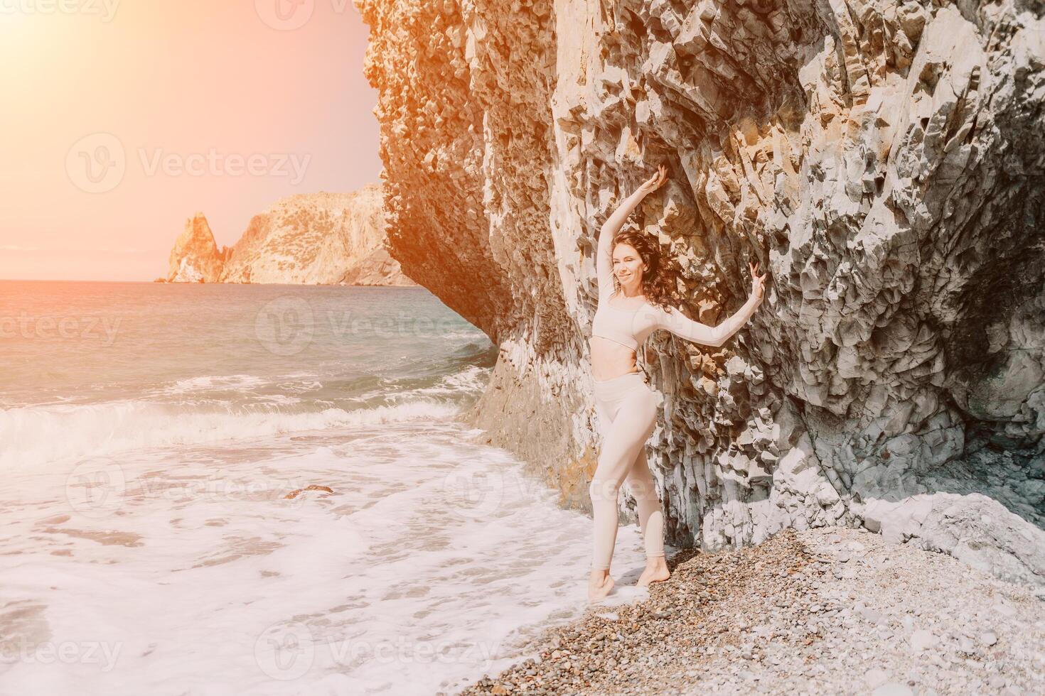 femme Voyage mer. sportif content milieu vieilli posant sur une plage près le mer sur Contexte de volcanique rochers, comme dans Islande, partage Voyage aventure périple photo