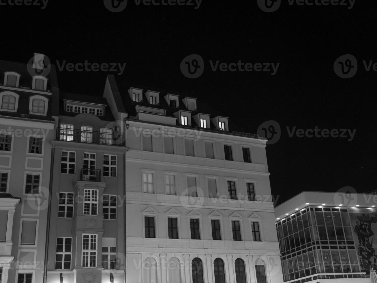 le ville de Dresde à nuit photo