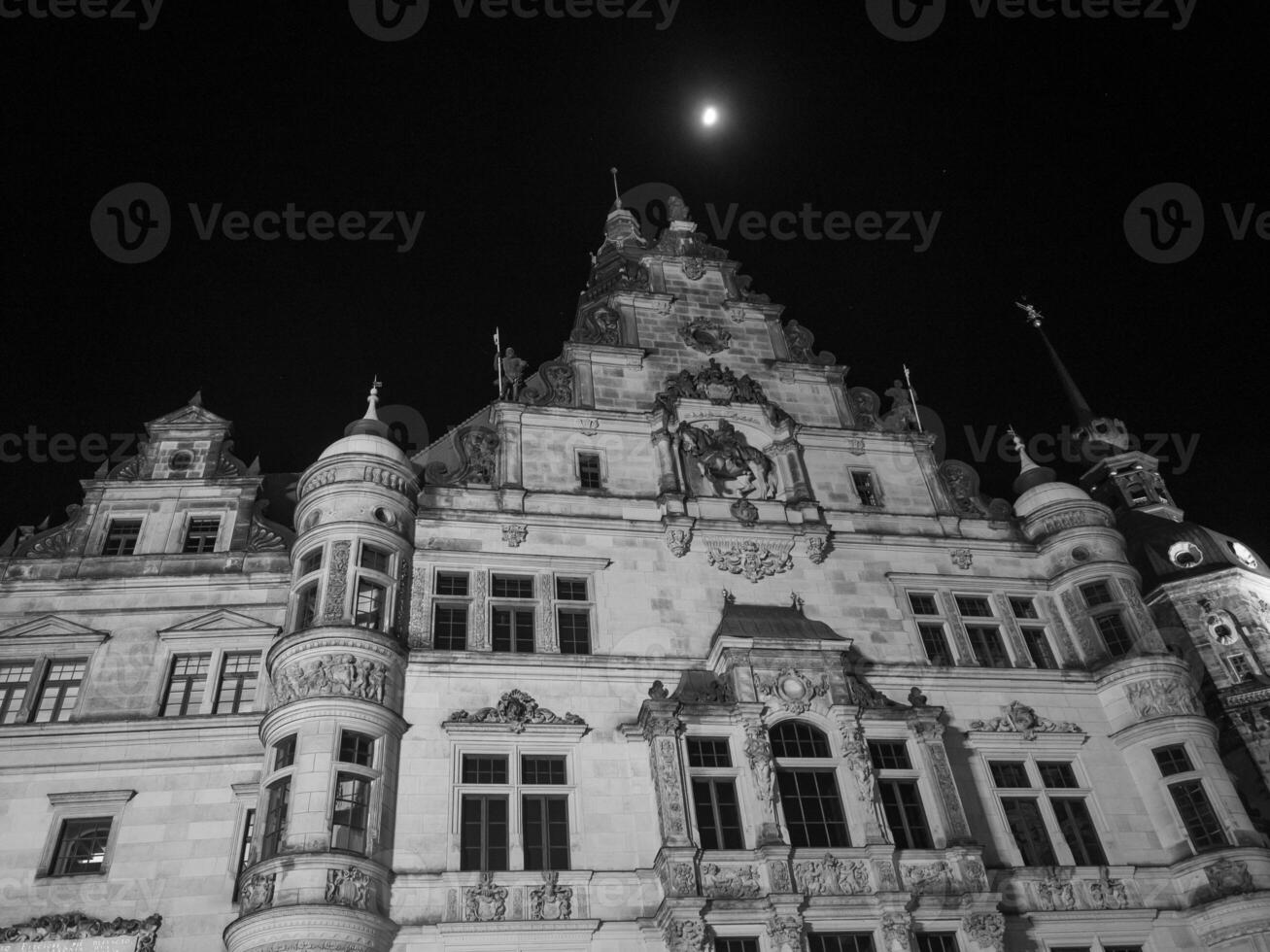 le ville de Dresde à nuit photo