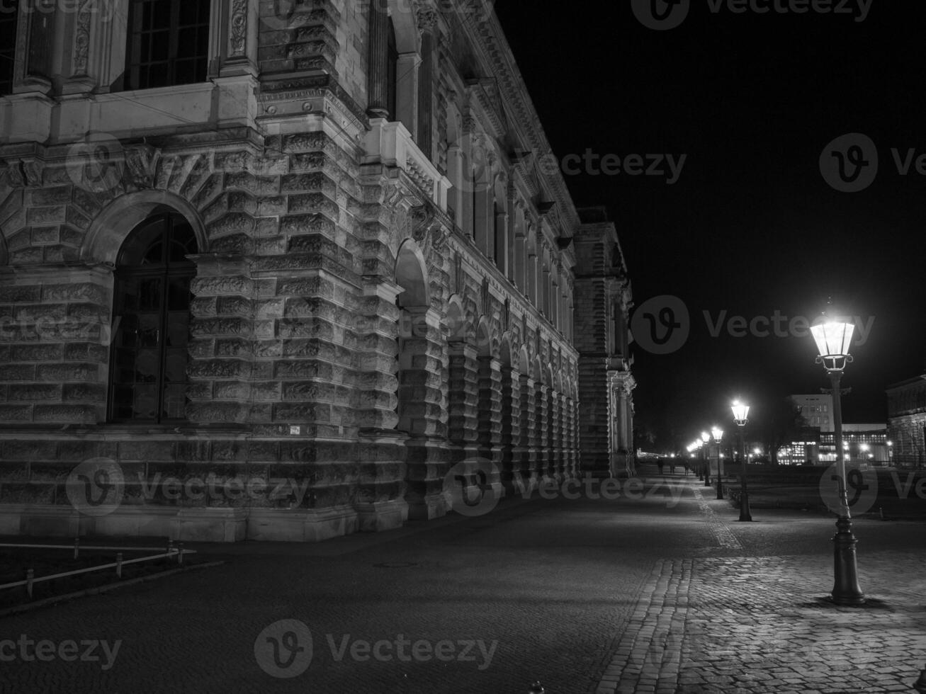 le ville de Dresde à nuit photo