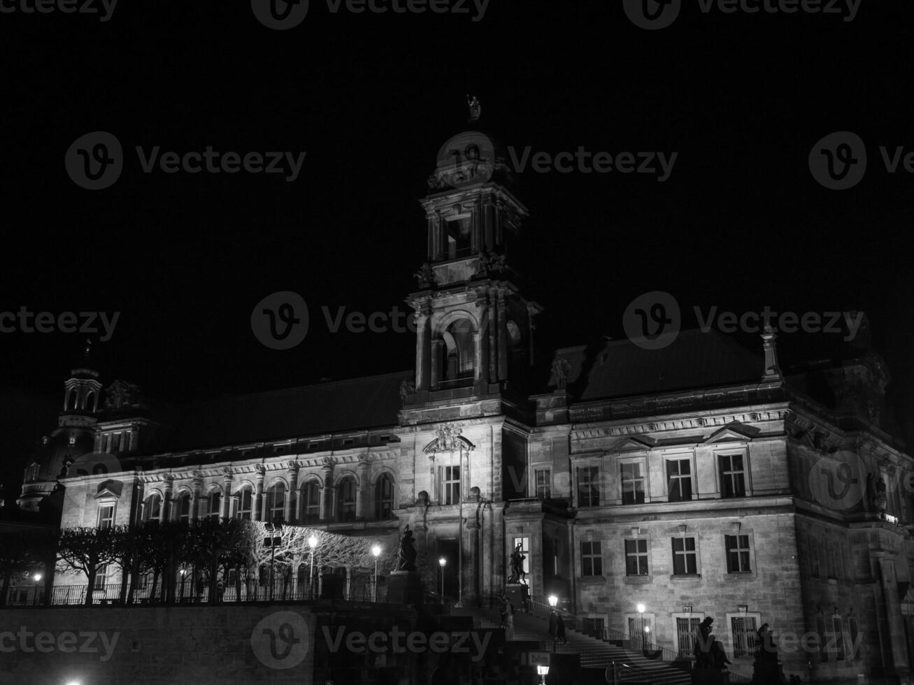 le ville de Dresde à nuit photo