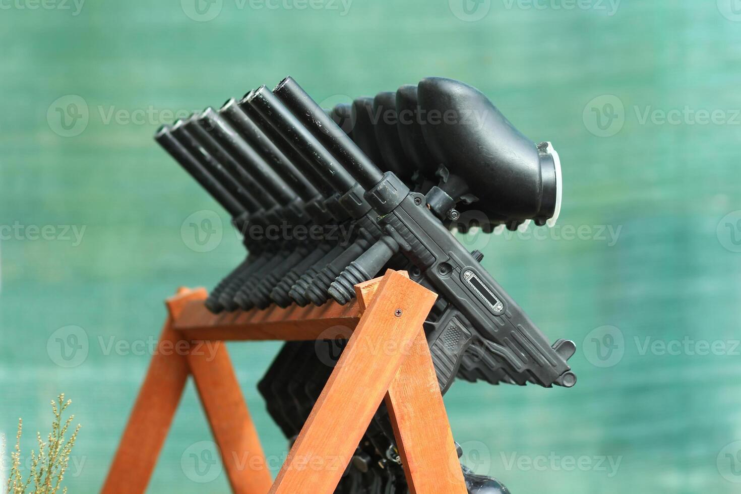 rangée de paintball pistolets sur une en bois grille photo