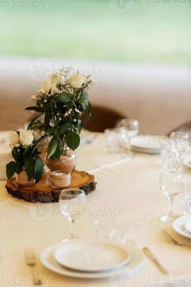 décoration de mariage avec des fleurs naturelles photo