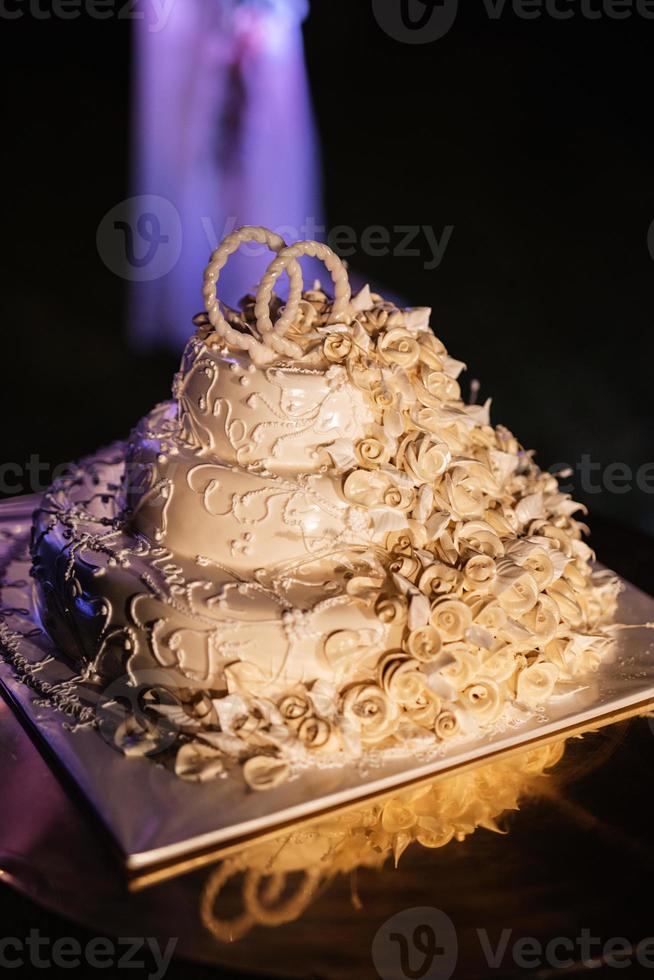 gâteau de mariage blanc au mariage des jeunes mariés photo