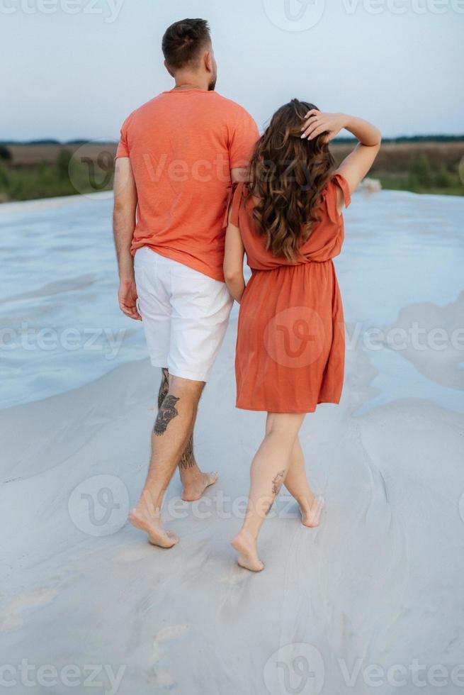 jeune couple en vêtements orange avec chien photo