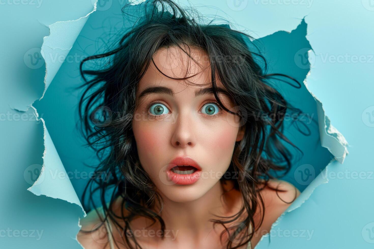 ai généré une femme visage exprime choc et curiosité comme elle pairs par une déchiré sarcelle papier, capturer une moment de surprise et intense émotion photo