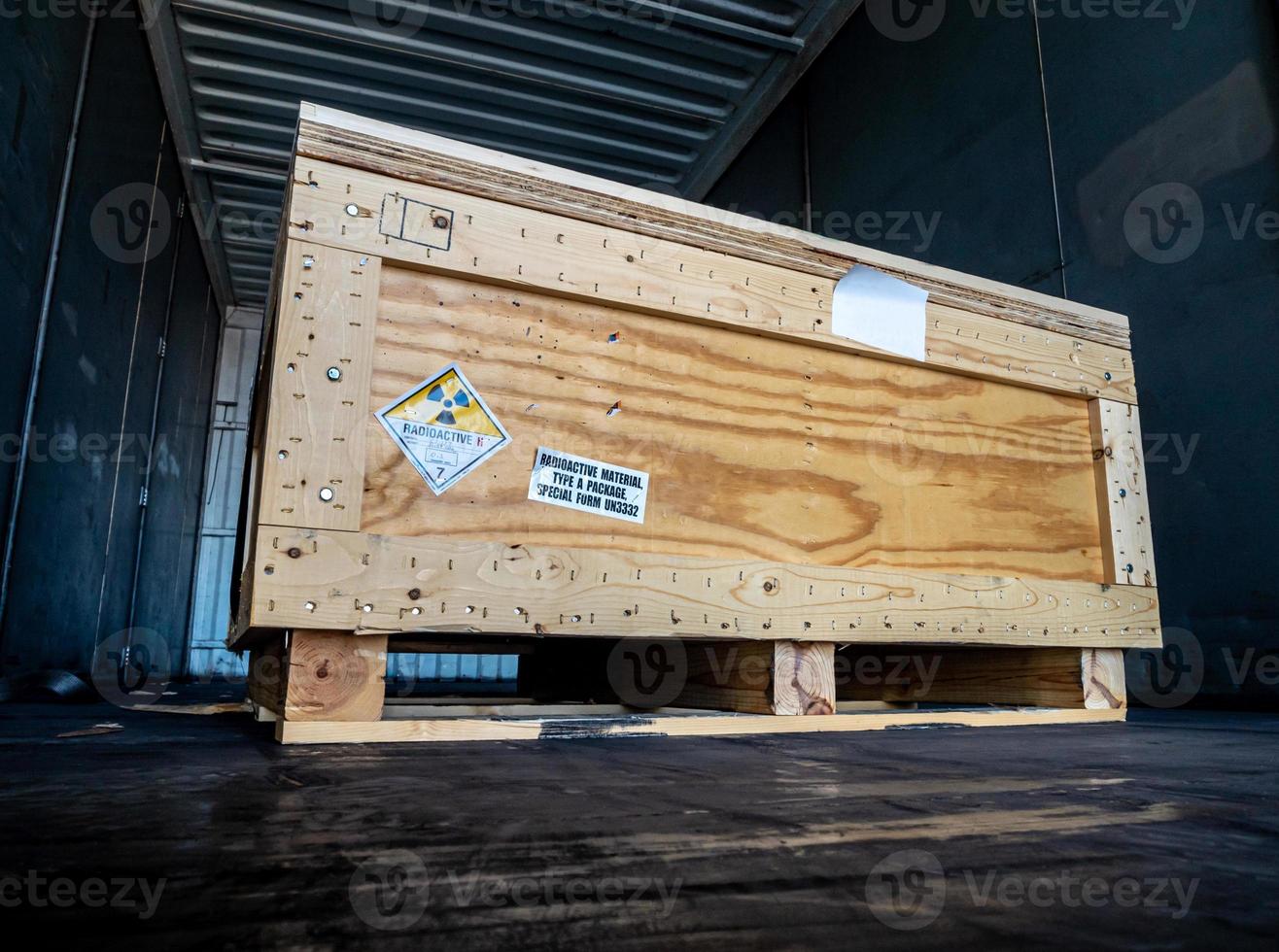 étiquette de rayonnement à côté de la boîte en bois de transport tapez un paquet photo