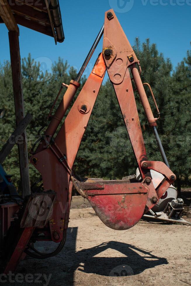 le seau de le tracteur est élevé de le sol photo