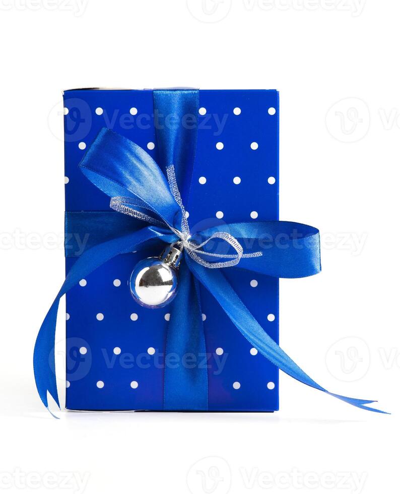 bleu cadeau boîte avec bleu ruban et jouet sur blanc Contexte. Noël présent boîte photo