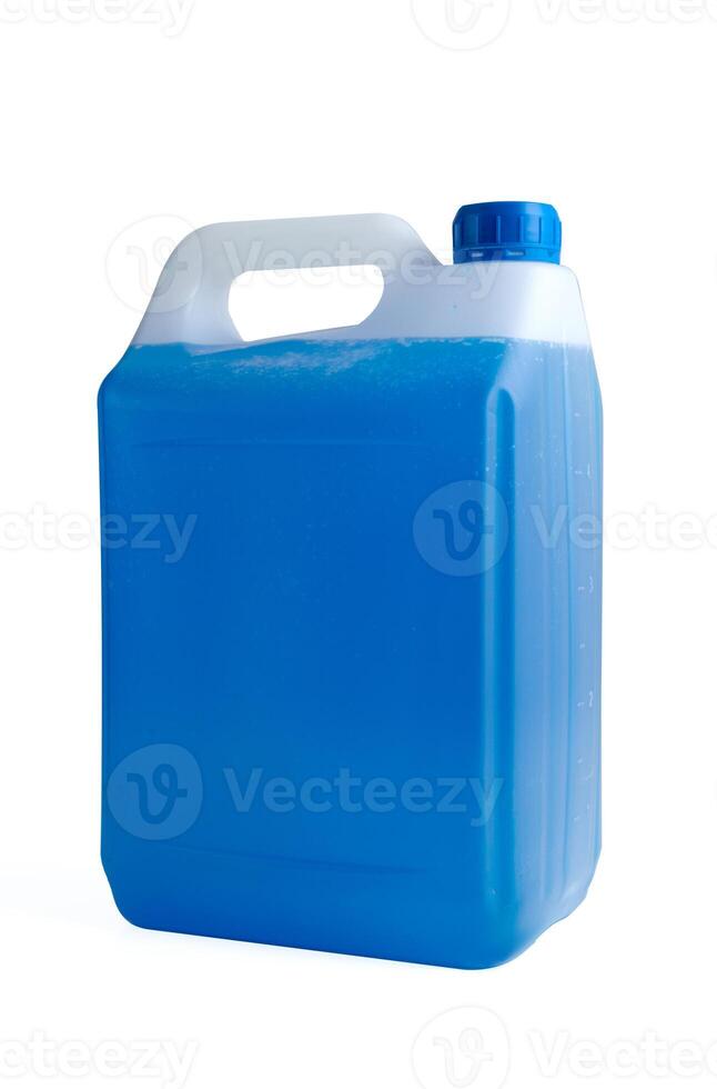 antigel liquide de refroidissement dans Plastique 5 litre boîte. bleu liquide pour voiture moteur. moitié plein ou moitié vide récipient isolé sur blanc Contexte. photo