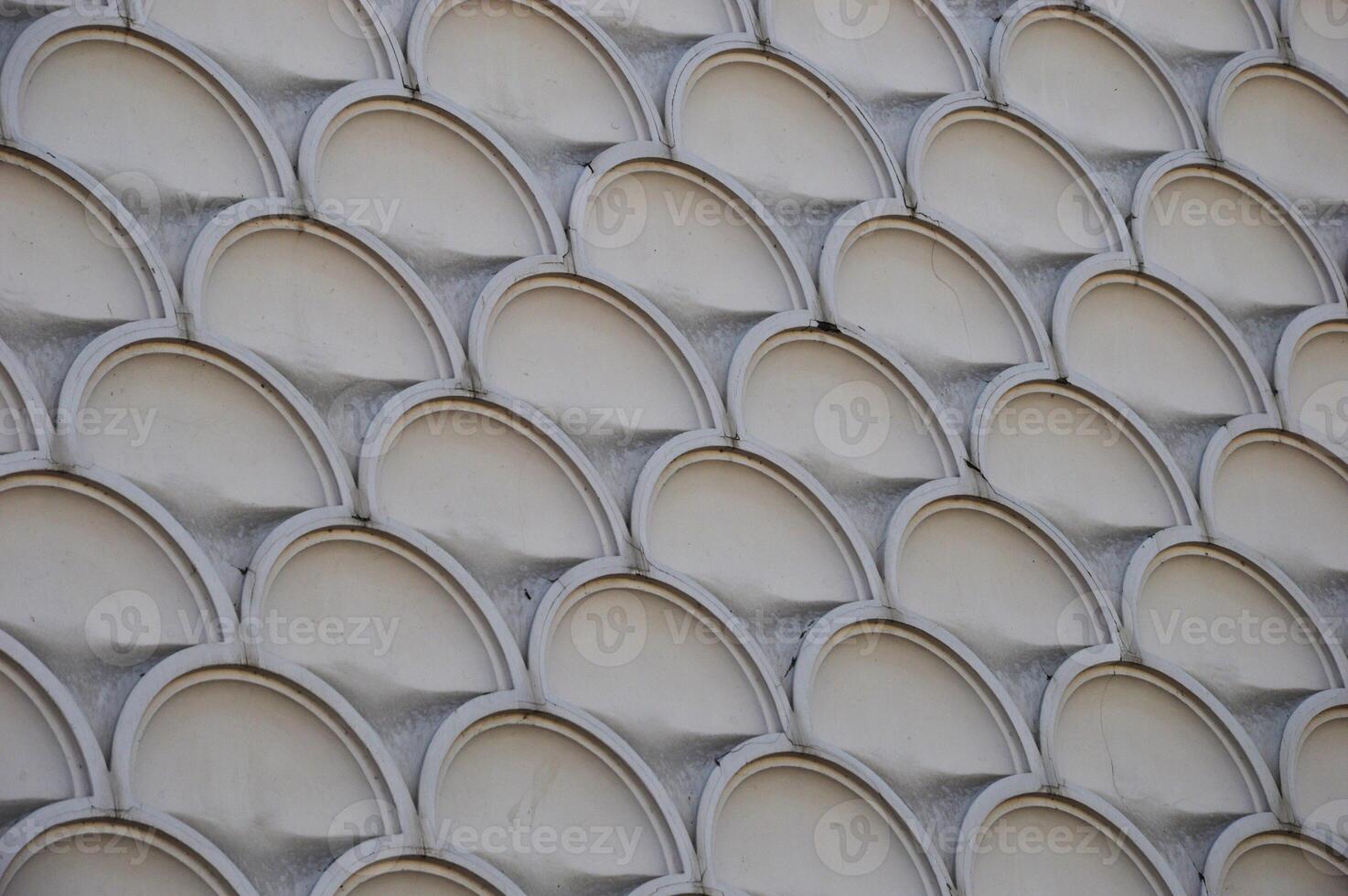 élément de décoration de le façade de une bâtiment. texture de gris marbre modèle avec rond éléments. photo