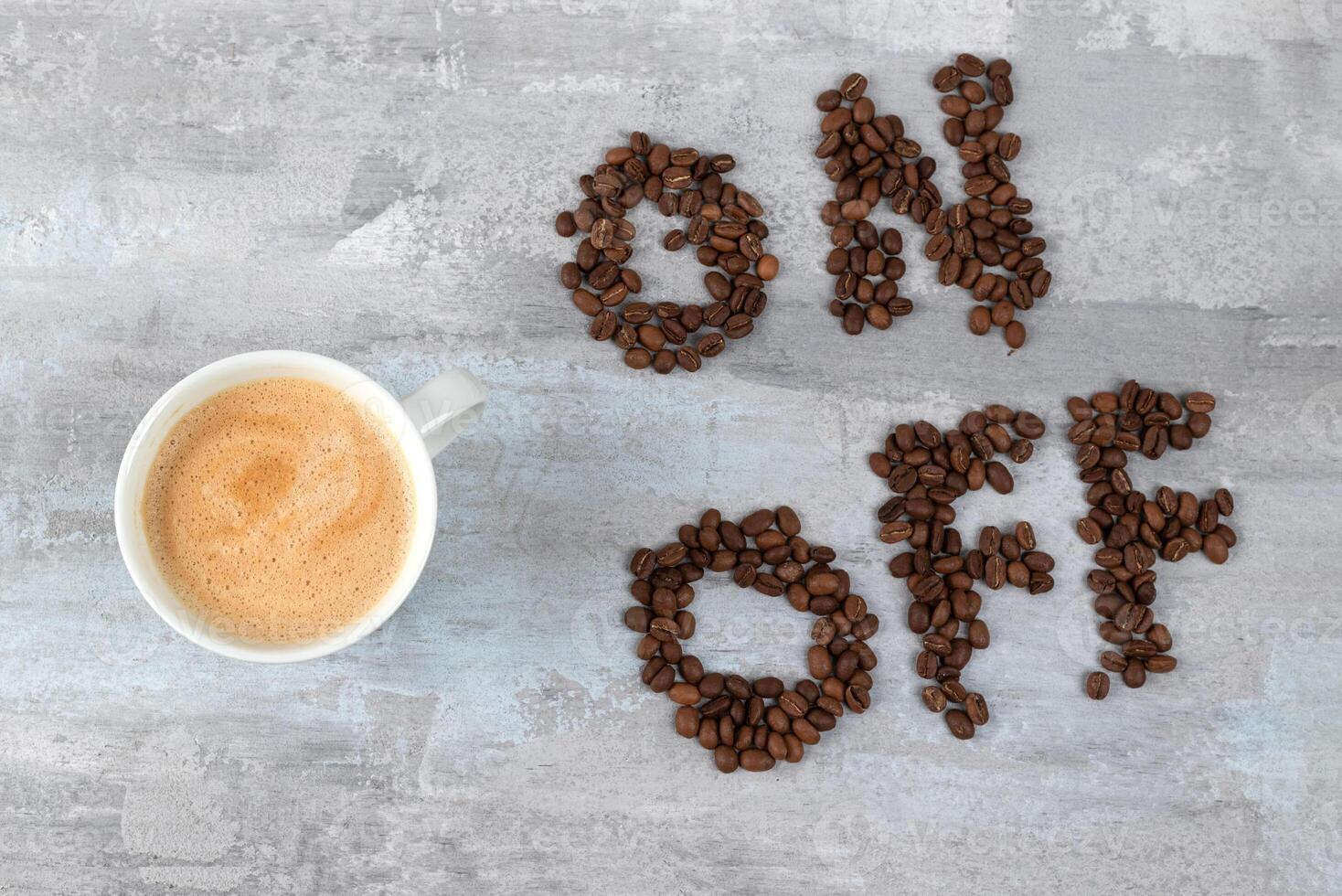 tasse de café comme une commutateur entre sur et de haricots, gris pierre arrière-plan, Matin ou veille en haut concept photo