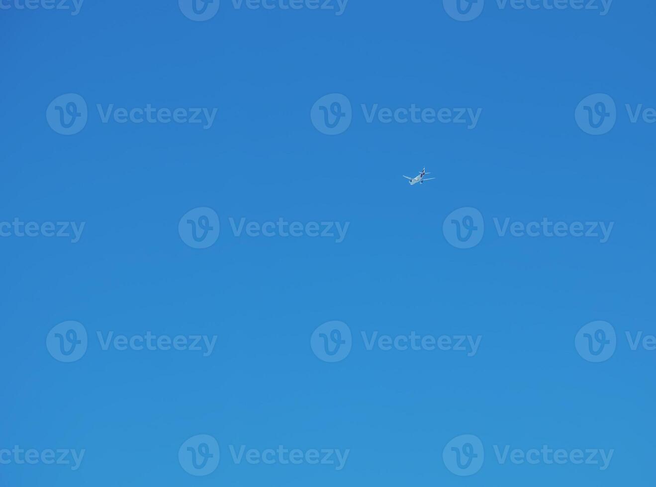 avion contre une Contexte de bleu ciel sur une ensoleillé journée. photo