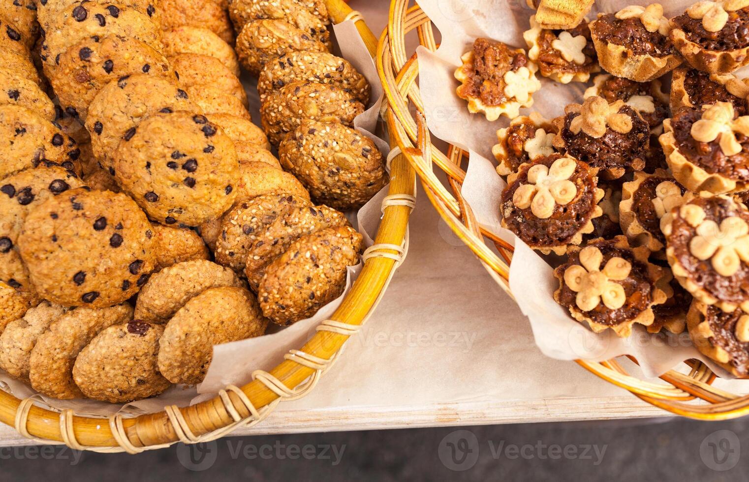 fermer de Chocolat puce biscuits et des biscuits dans en bois tissé panier photo