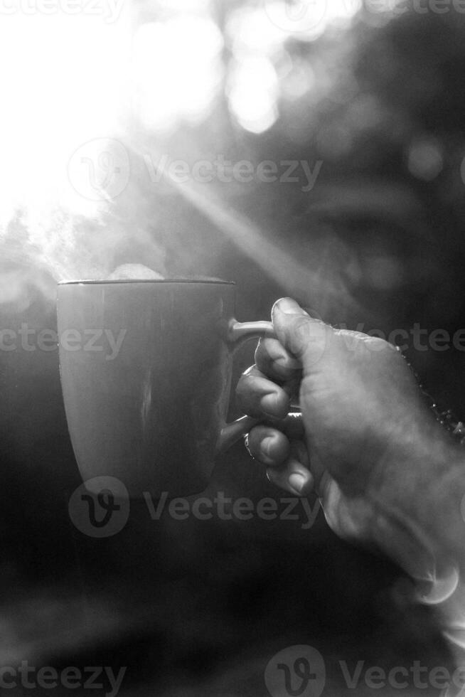 café tasse proche vue noir et blanc photo arrière-plan, tasse de thé ou café sur le table