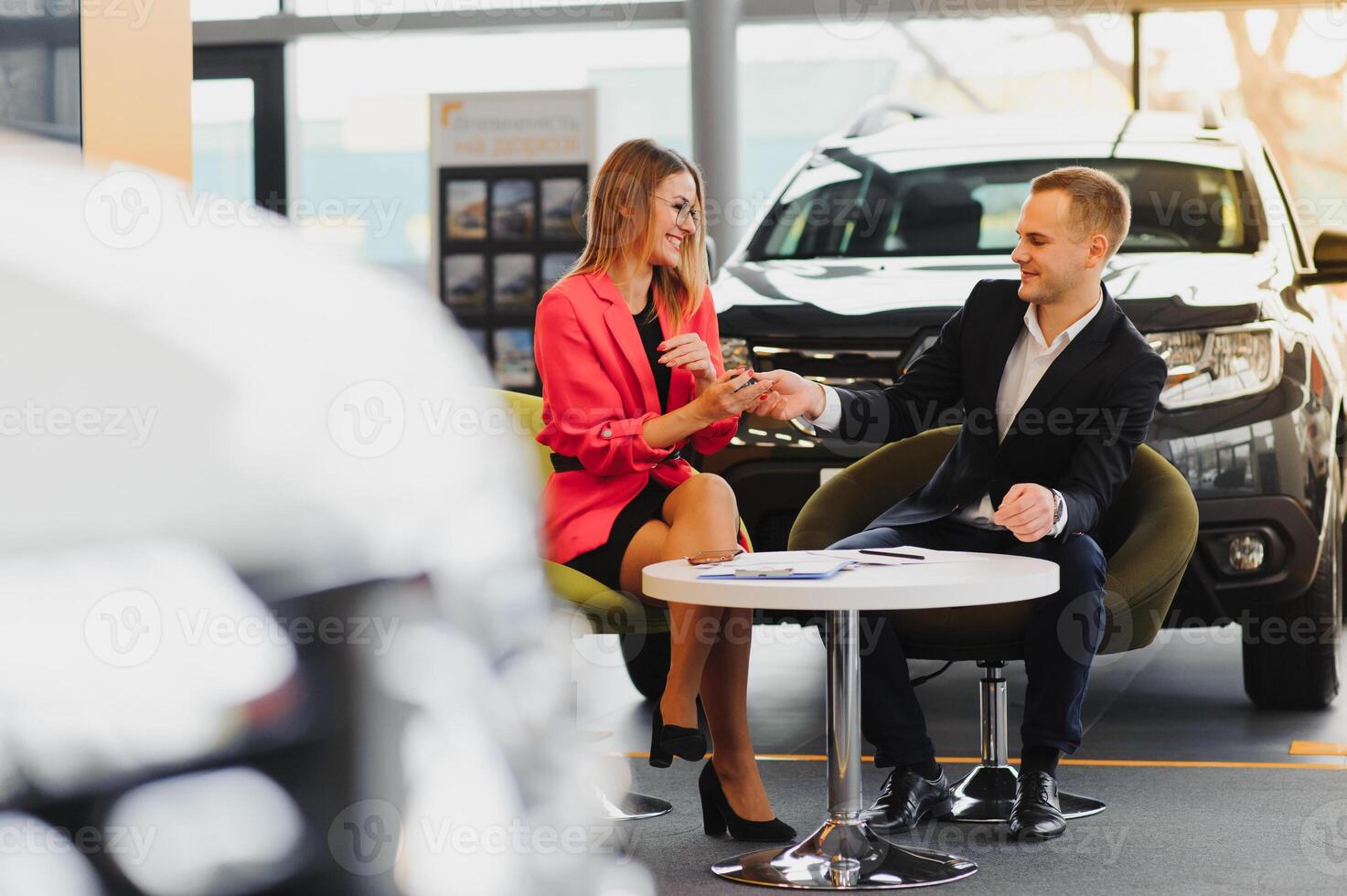 voiture concession Ventes la personne à travail concept. portrait de Jeune Ventes représentant portant formel porter costume, montrant Véhicules à voiture exposition centre. proche en haut, copie espace, Contexte. photo