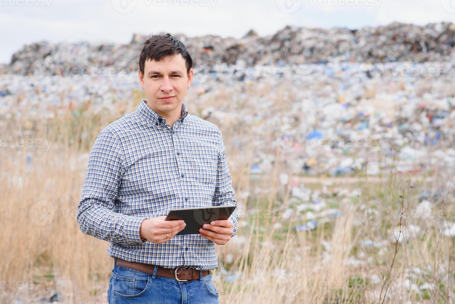 la nature préservation concept. une homme études le la pollution de la nature. en gardant le environnement faire le ménage. écologique problèmes. recyclage photo